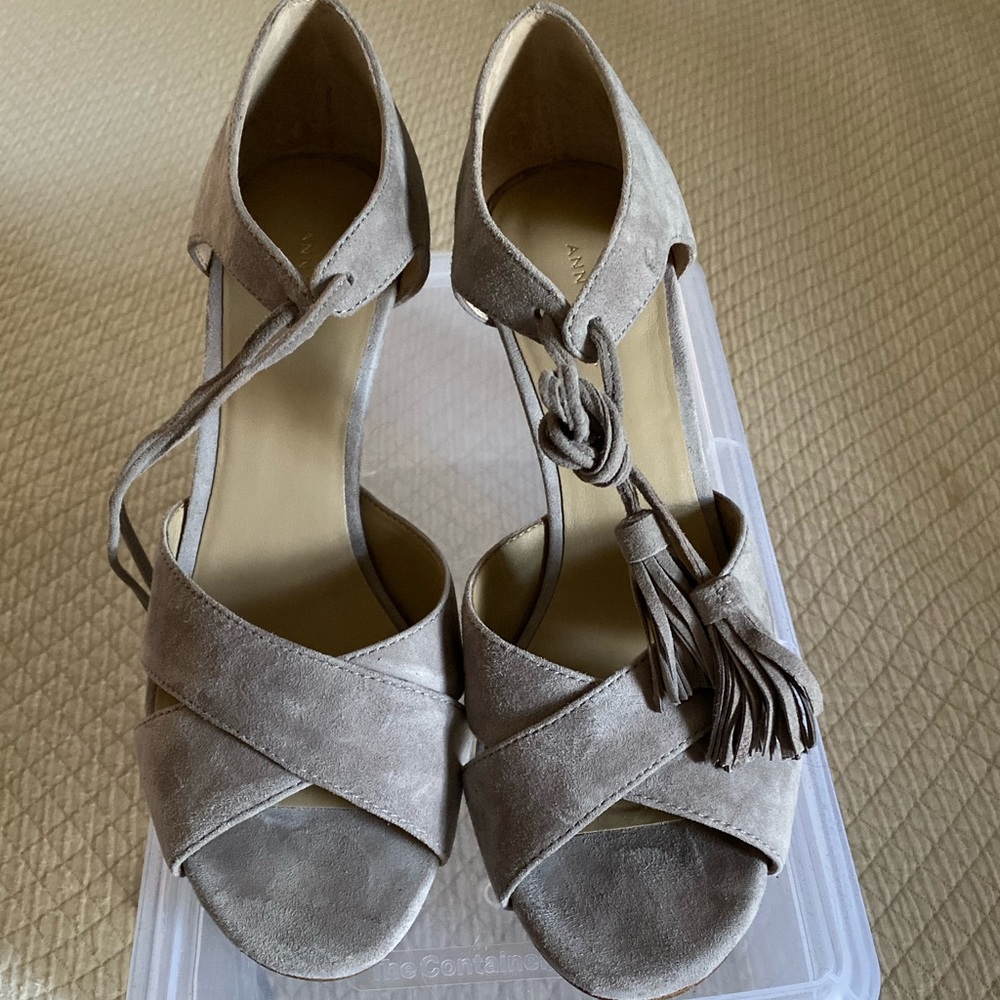 Grey suede heels with tassel tie